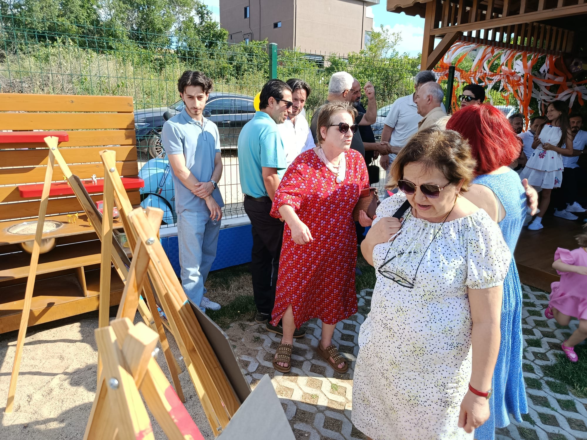 Özel Beta İlk Yıllar Gündüz Bakımevi bahçesi, anlamlı ve sanat dolu bir etkinliğe ev sahipliği yaptı. 6-14 yaş aralığındaki öğrencilerin yıl boyunca büyük bir emek, özveri ve estetik bakış açısıyla ürettiği eserler, 25 Haziran 2026 Perşembe günü saat 17.00’de düzenlenen görkemli bir törenle sanatseverlerin beğenisine sunuldu.